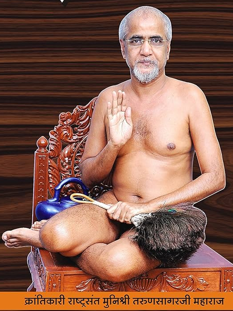 Tarun Sagar Ji seated in discourse