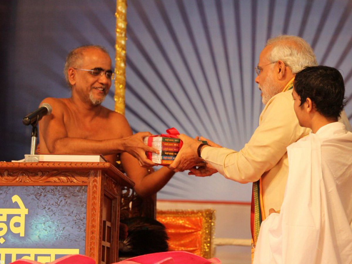 Tarun Sagar Ji delivering a discourse